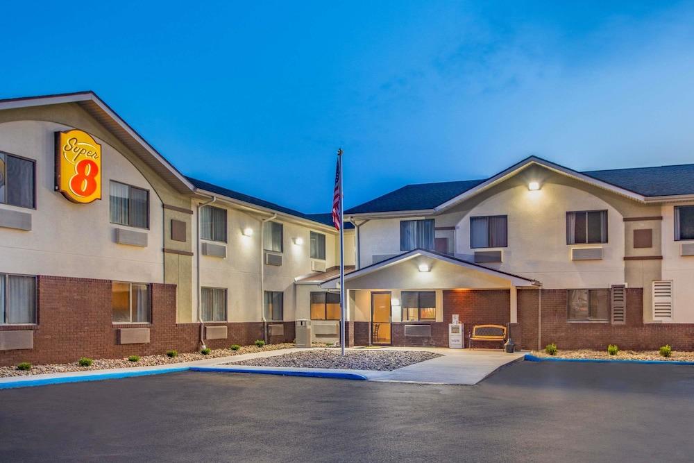 Super 8 by Wyndham Weston WV Exterior