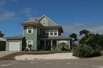Coquille at Martinique Home features Golf Cart and Bikes to Use by RedAwning Featured Image