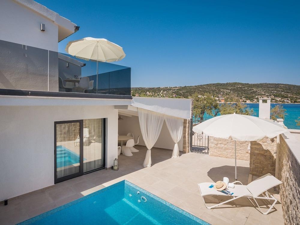 Beautiful Villa for six People on the Coast in Sevid