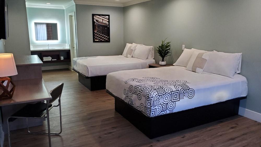 Crestridge Inn Room