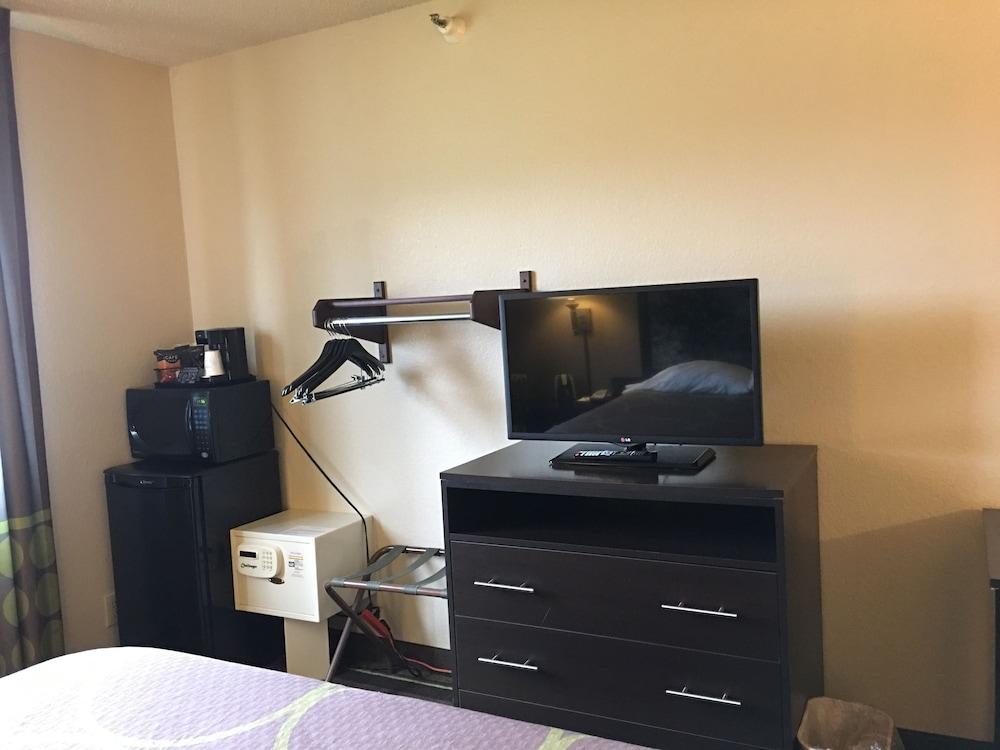 Super 8 by Wyndham Weston WV Room