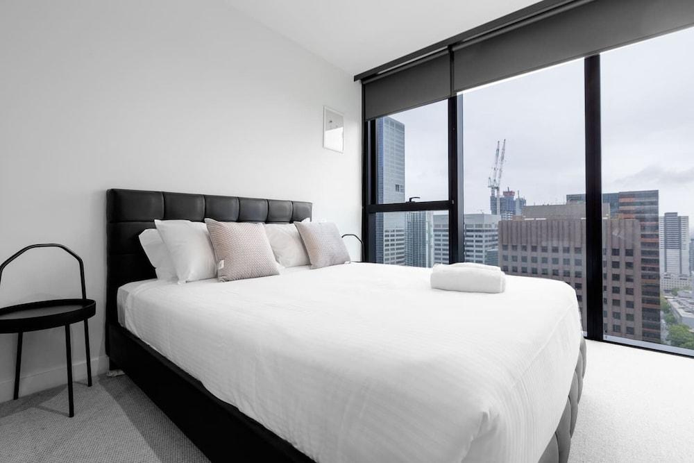 Luxury 2bed2bath apt in the Heart of Mel@collins Room