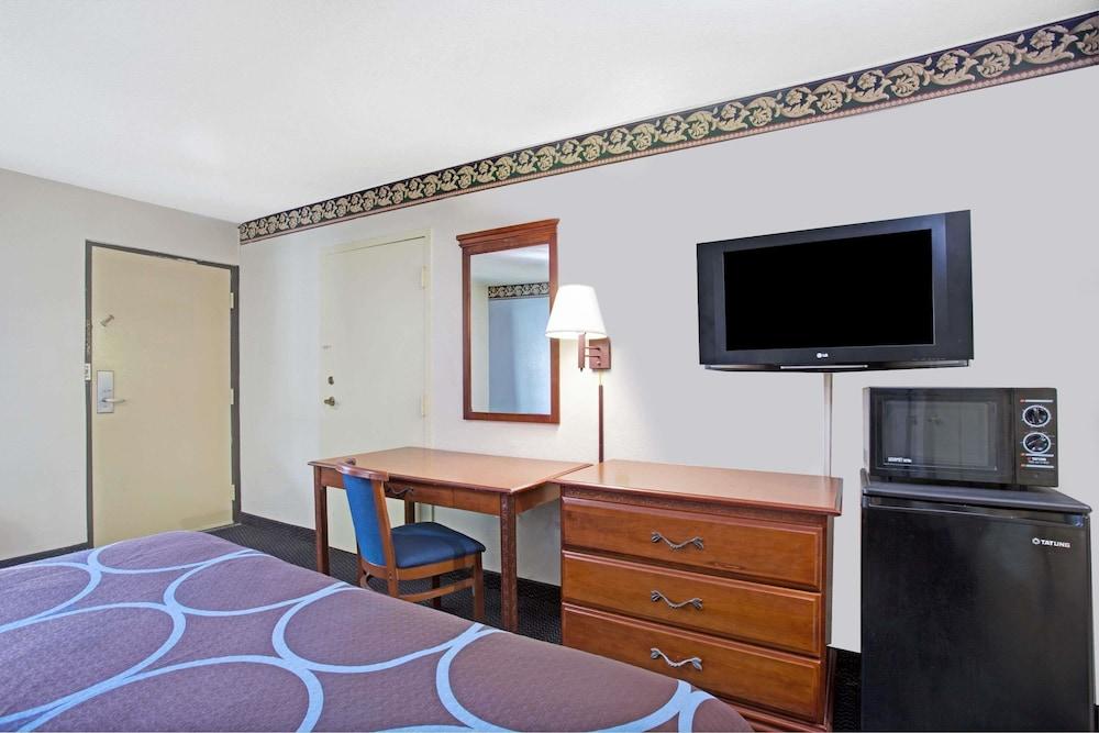 Super 8 by Wyndham Suwanee Room