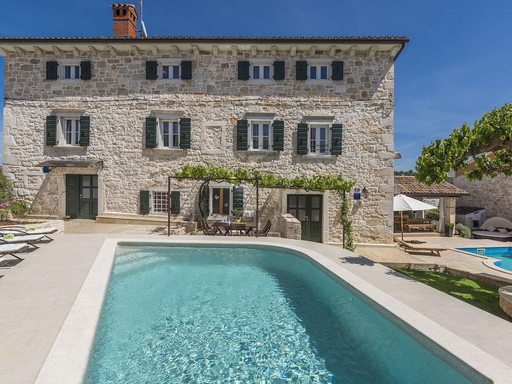 ستون هاوس وذ برايفت بول فور 10 بيوبل نير بوريك