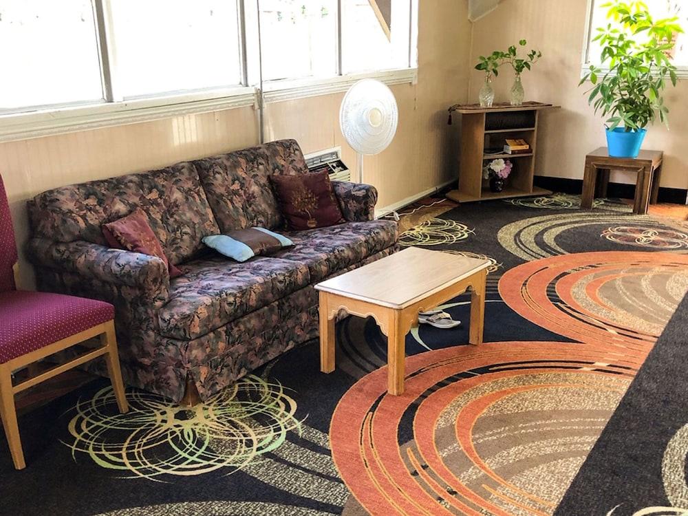 Sun Set Inn Lobby Sitting Area