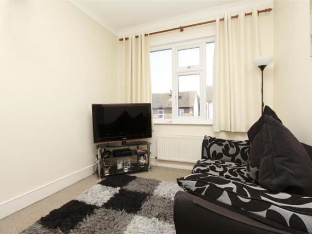 سوفيستيكاتيد فيلا إن لندن ويذ نيتفليكس نير جولف كورسي غرفة معيشة