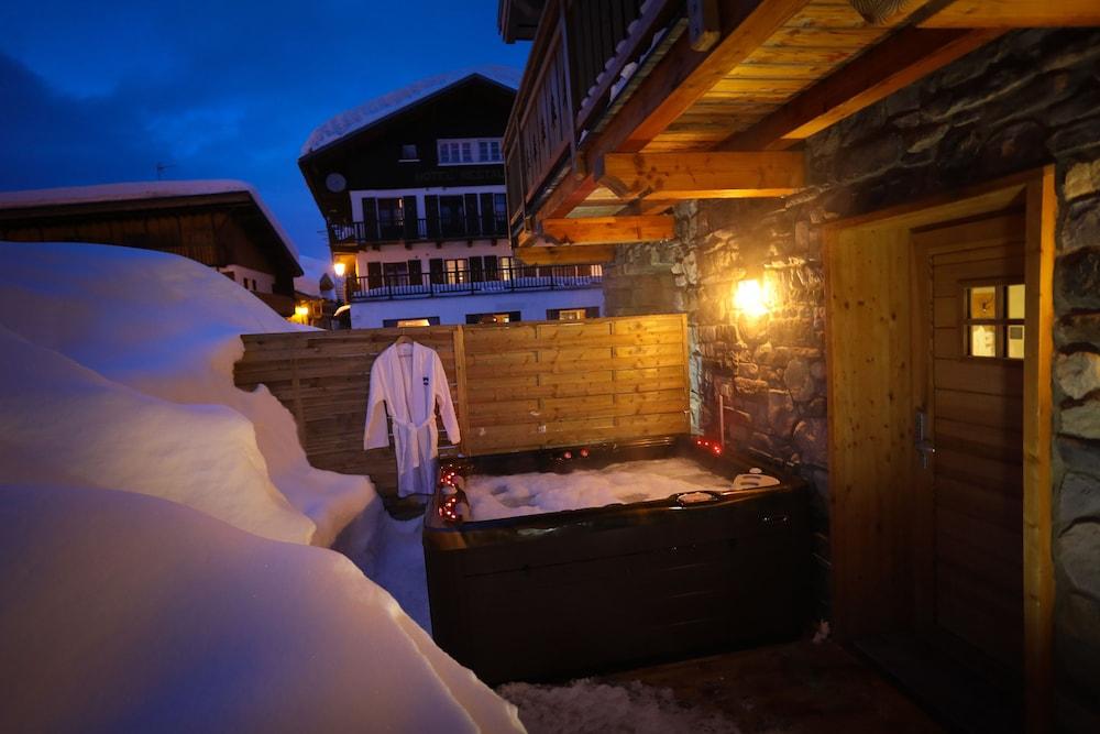 Chalet Monte Bianco Outdoor Spa Tub
