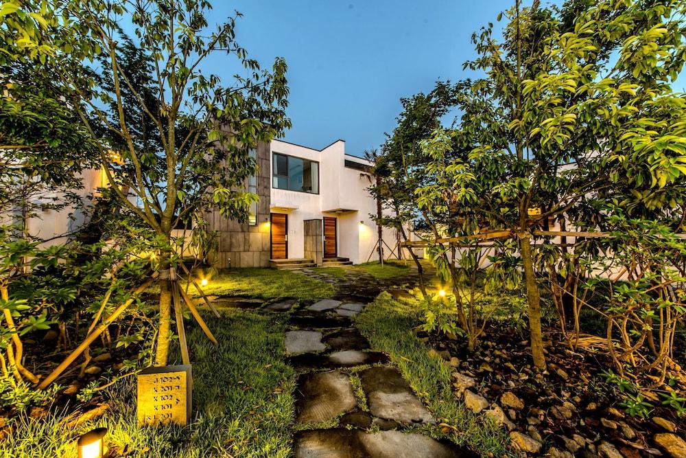 The Shimpang Spa & Pool Villa Exterior