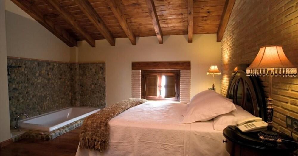 Posada Los Condestables Room