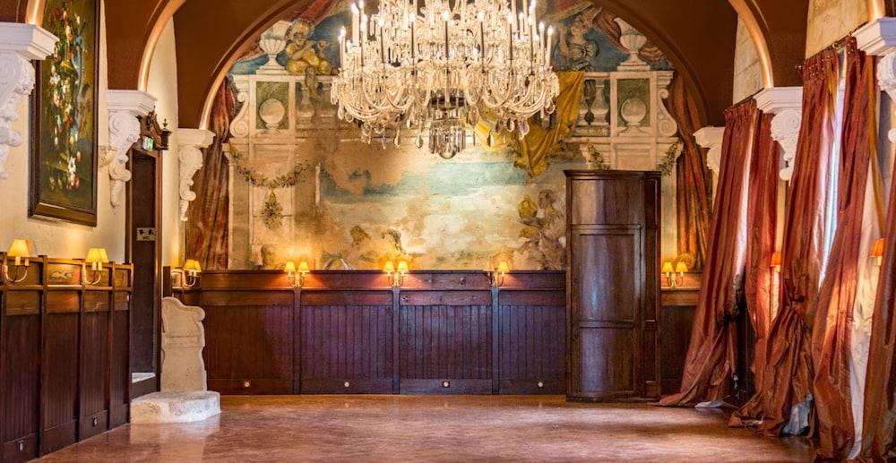 Château Peyronnet Interior