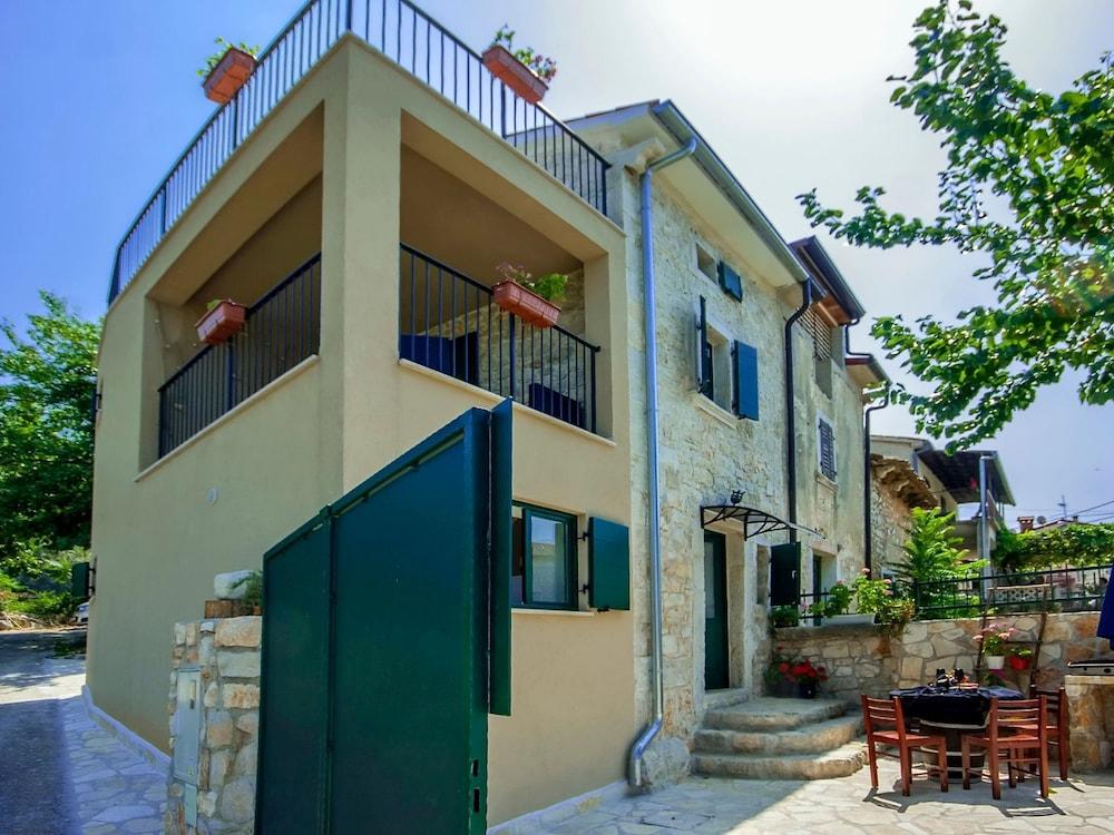 فيبرانت كوتيدج ويذ فينسد جاردن آند بول نير بوريك آند بيتش