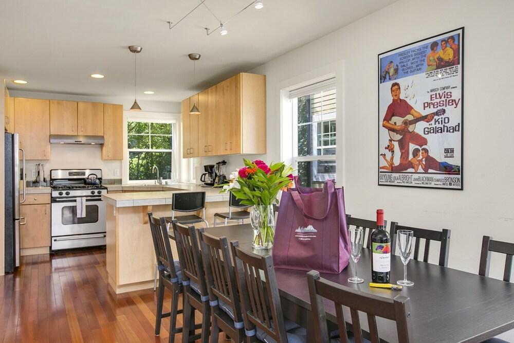 سيتل فاكيشن هوم: ذا لايبراري داخلي