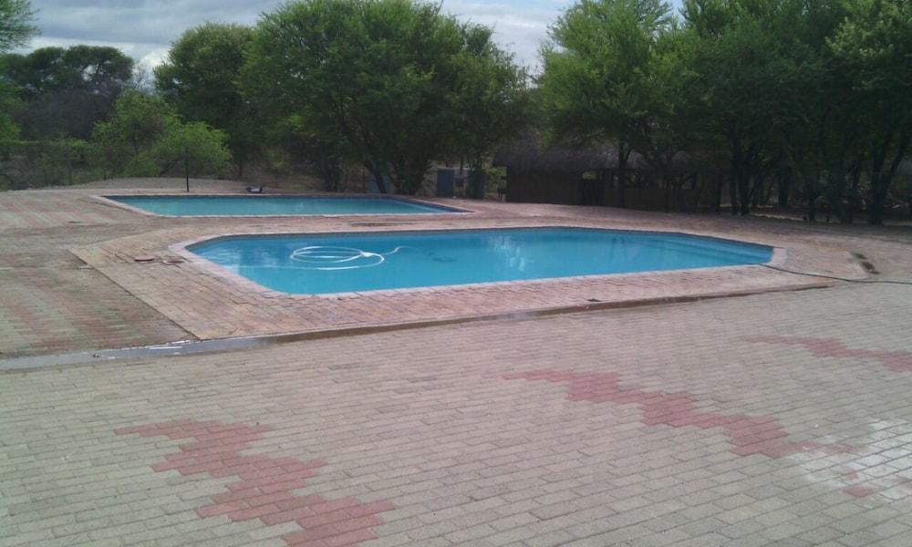 Mikelele Motel Outdoor Pool