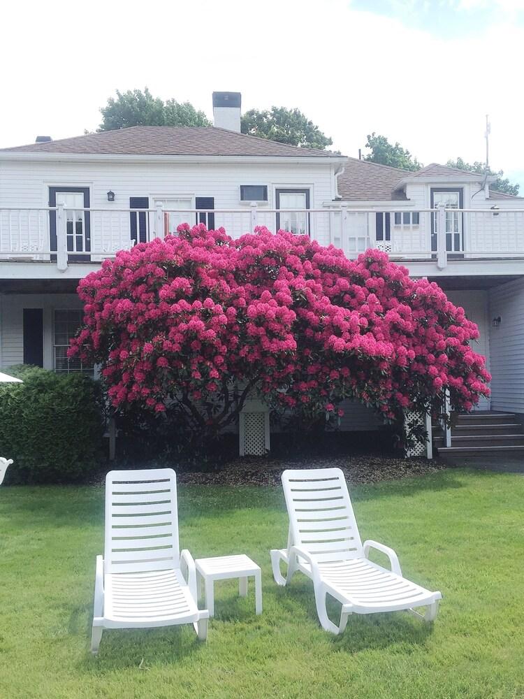 ShoreWay Acres Inn & Cape Cod Lodging Property Grounds