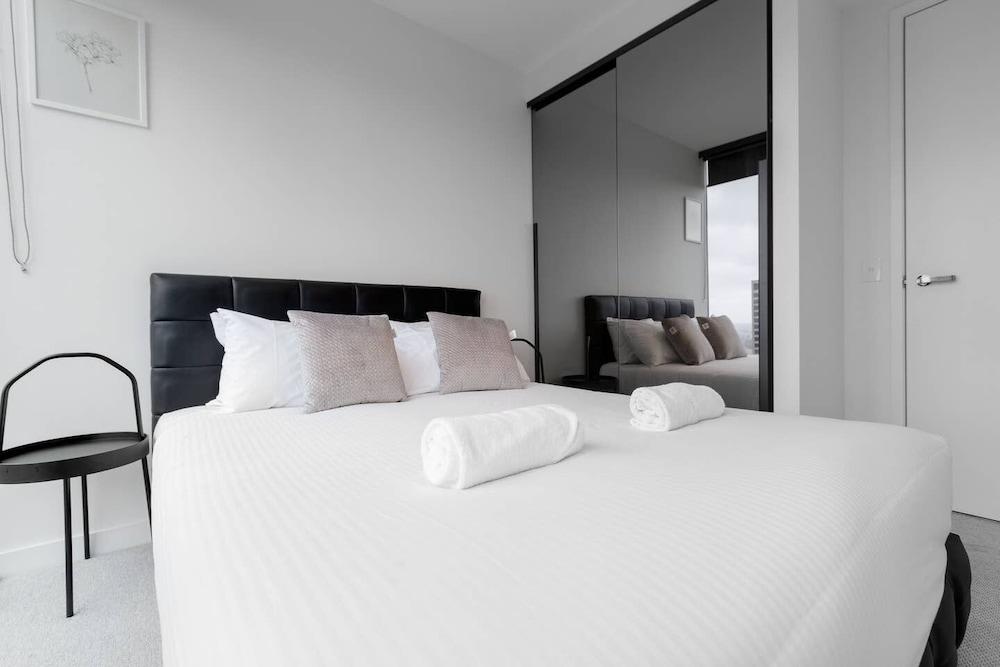 Luxury 2bed2bath apt in the Heart of Mel@collins Room