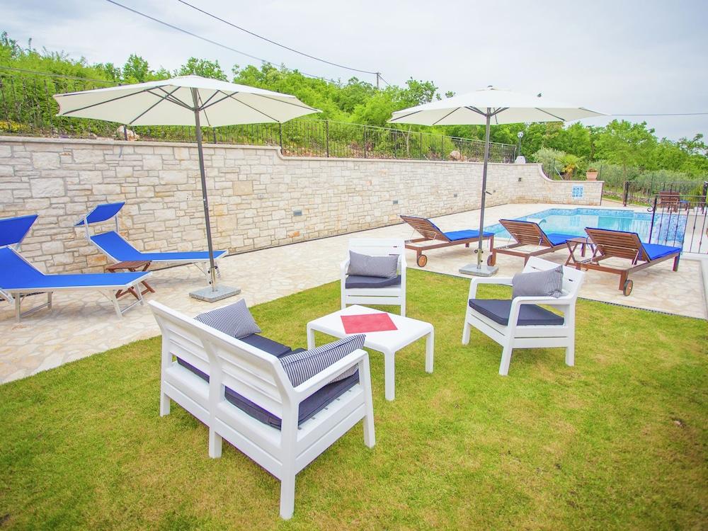 Relaxing Villa With Pool and Garden for six Persons in Central Istria