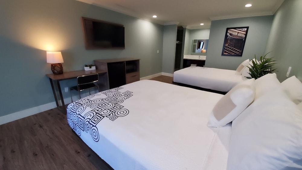 Crestridge Inn Room