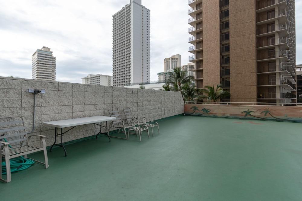 Waikiki Banyan - Pool Deck Level Tower 1 Suite 610 Property Grounds