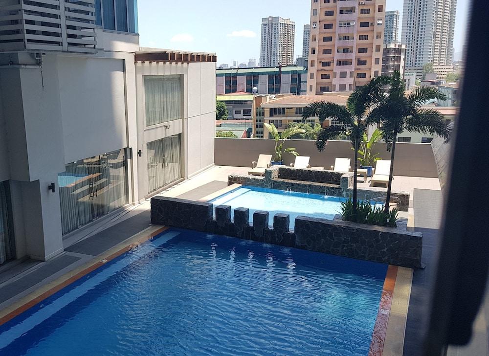 Cozy Pad in Heart of Makati HiSpeed WiFi Outdoor Pool