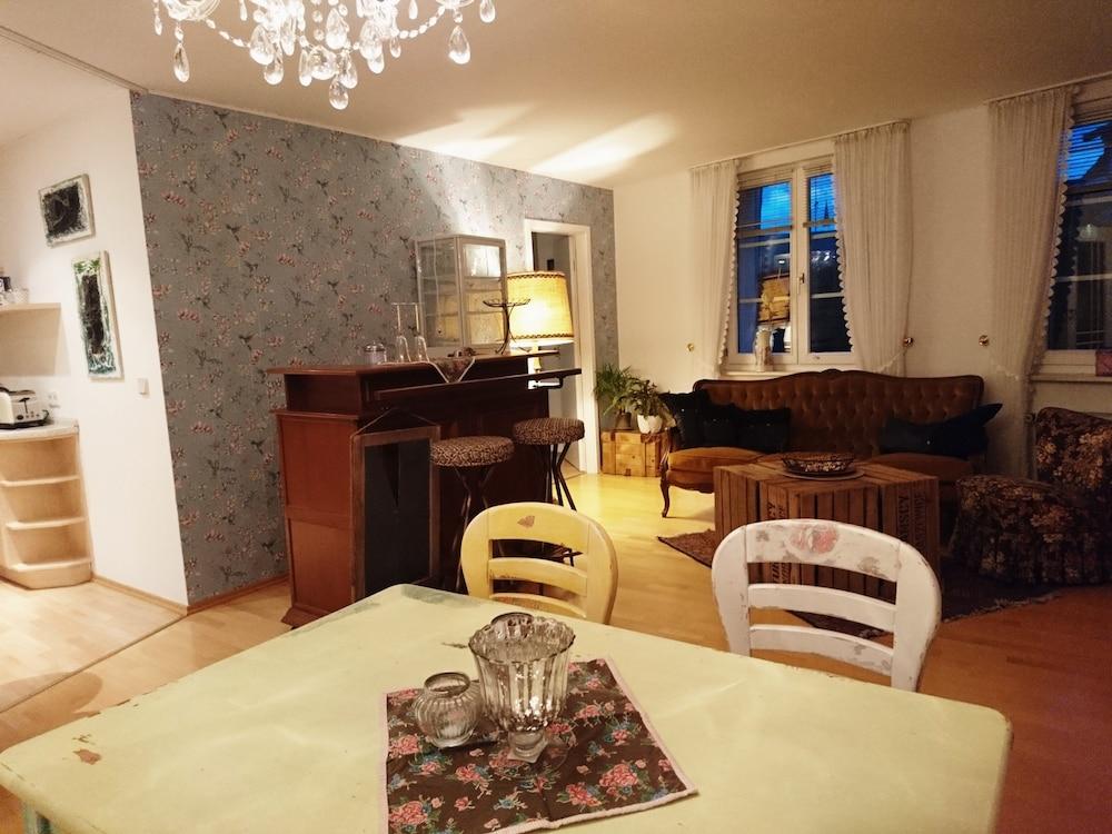 Bed and Breakfast Quermalerei In-Room Dining