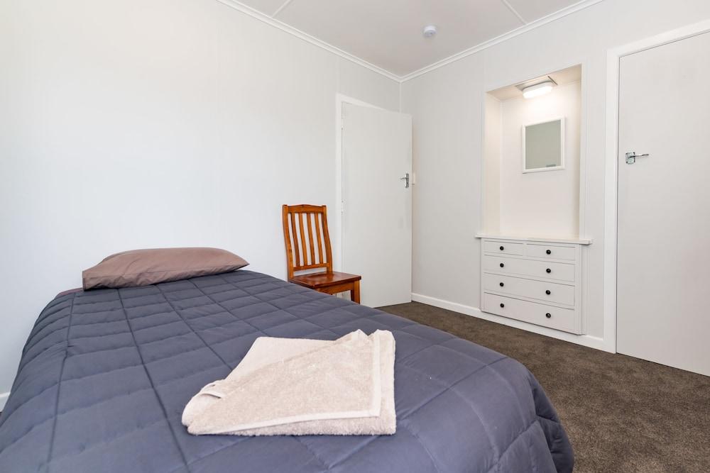 Waitangi Beach Bach 30A Room