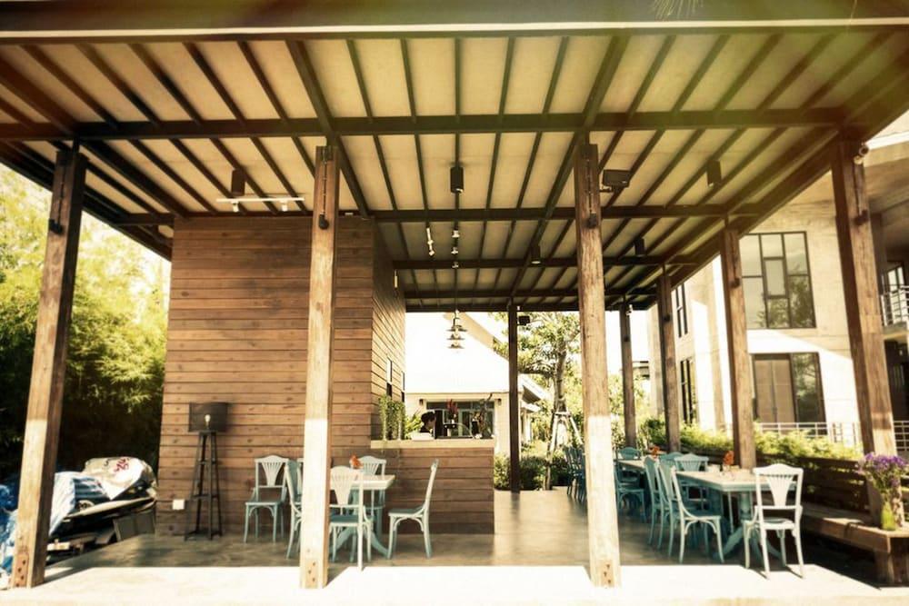 Pomelo Amphawa The Local Residence Reception