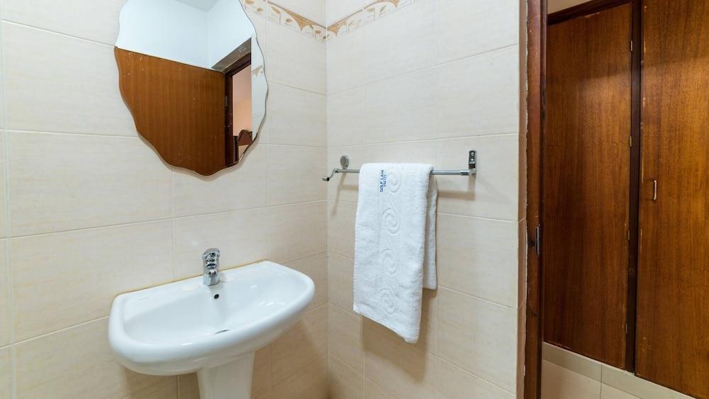 Trendy Deluxe Single Rooms In Masaka - 1 Bathroom