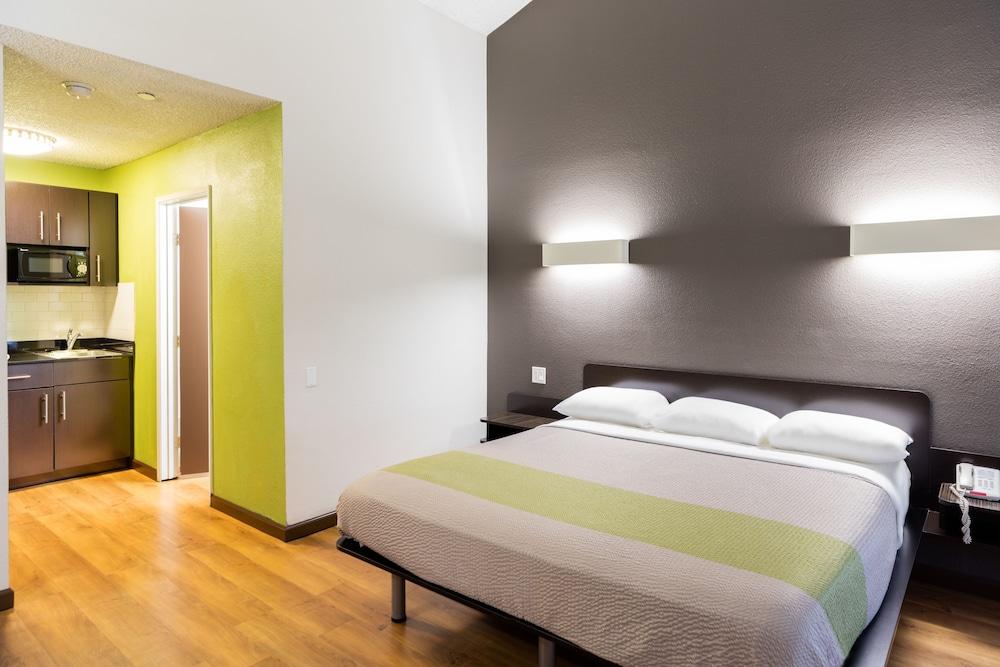 Studio 6 Cypress, CA Room