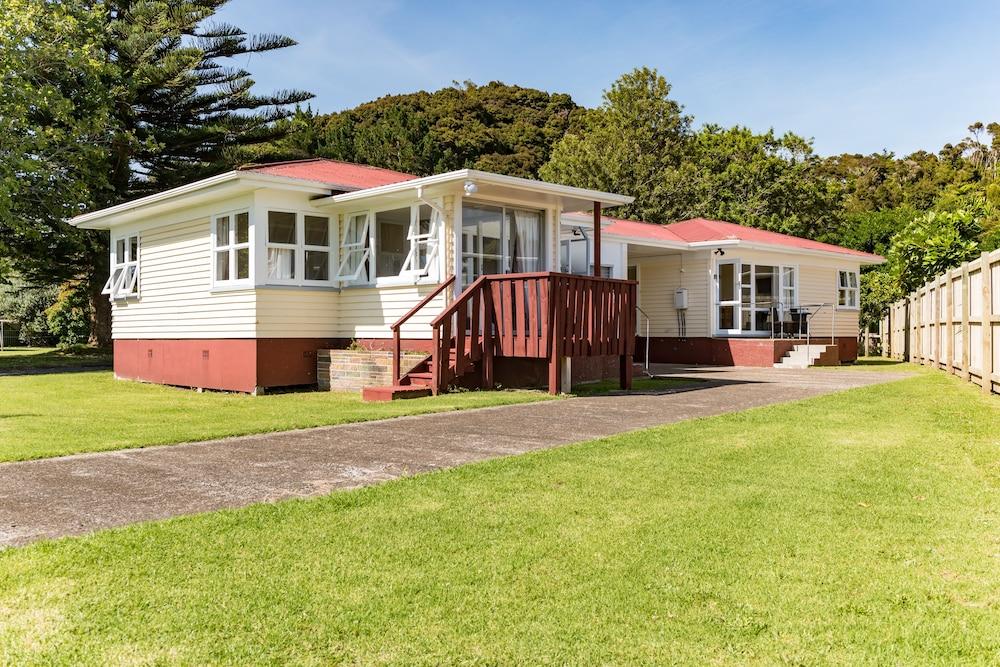 Waitangi Beach Bach 30A Featured Image