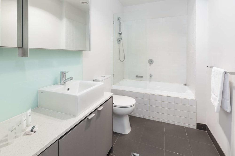 Executive Apartment With Bay Views Bathroom