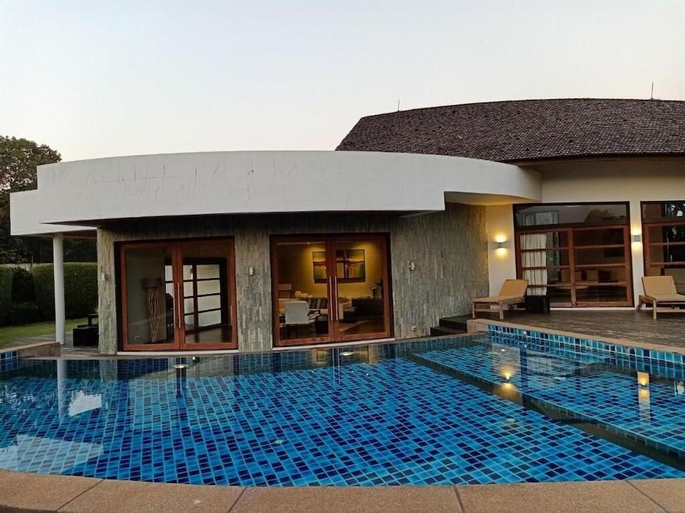 أزايا فيلاز تشيانج ماي حمام سباحة مكشوف