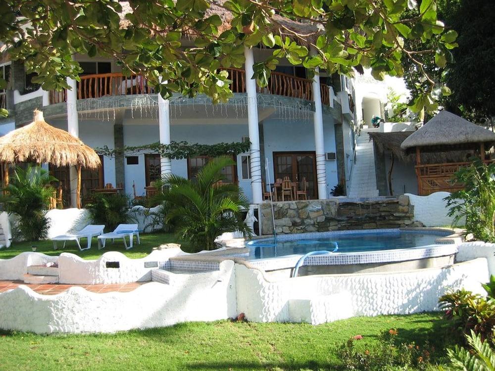 Dolphinbay Beachfront & Dive Resort Exterior