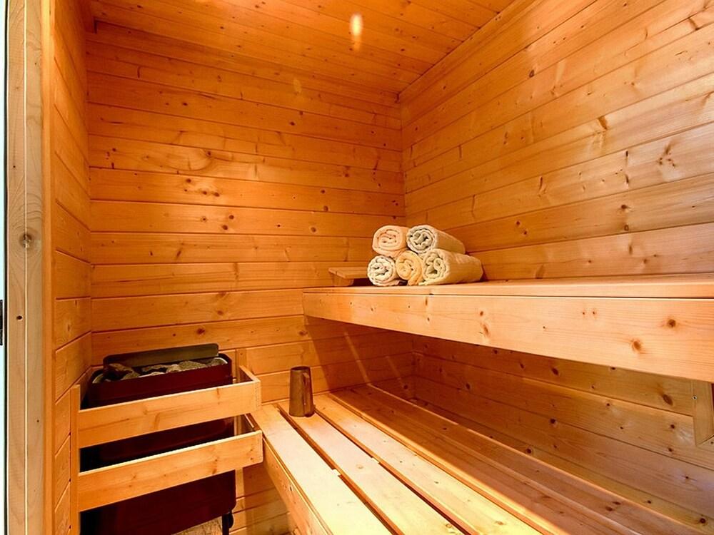 تشارمينج هاوس ويذ برايفت بول آند فينسد جاردن، نير بوريك آند بيتش نادي صحي