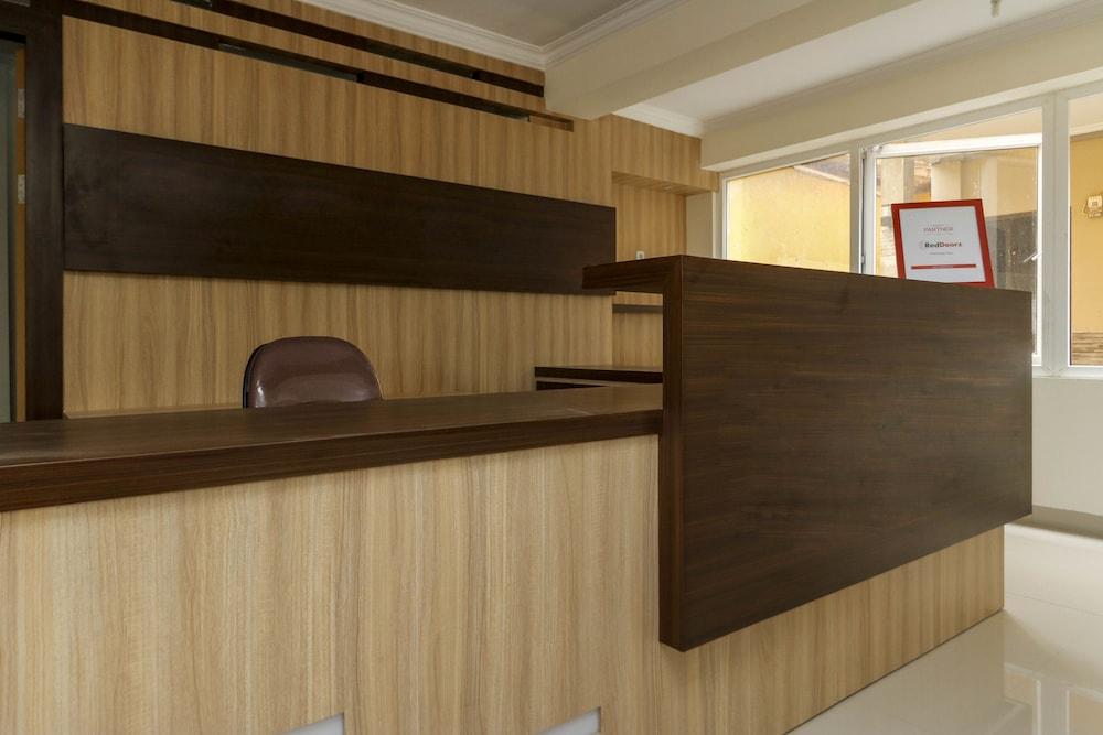 ريد دورز بلس نير باليم بانج سكوير مول منطقة الاستقبال