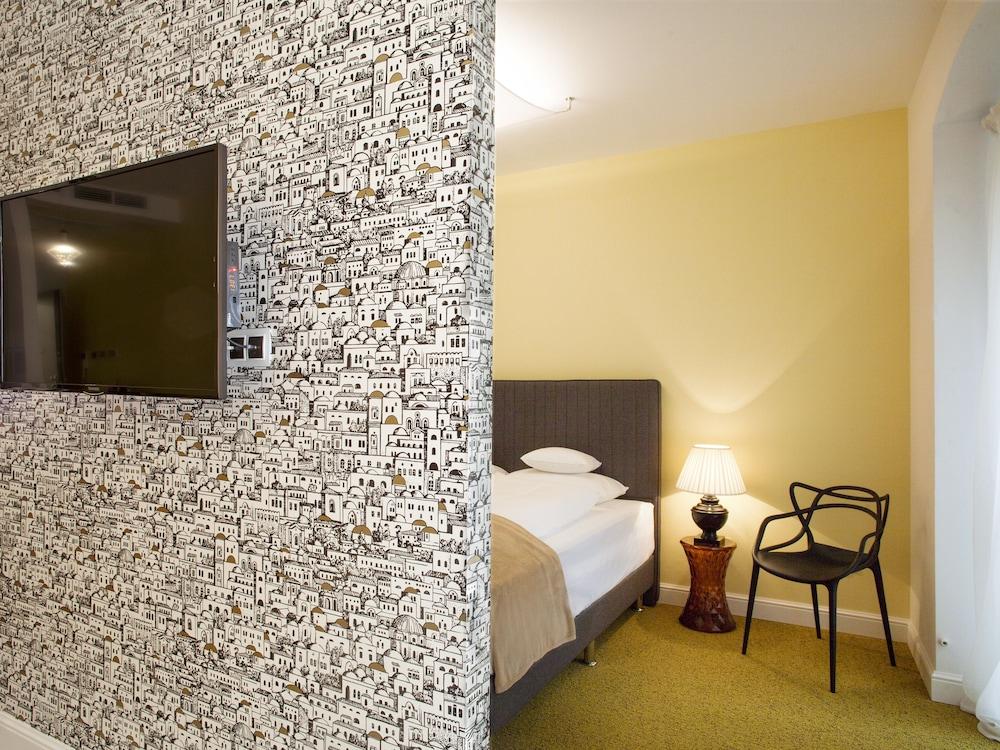 Gold Apartments Room
