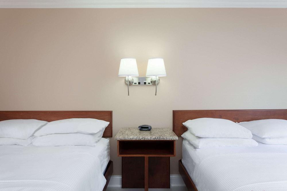 سوبر 8 باي ويندام أوينسبورو غرفة