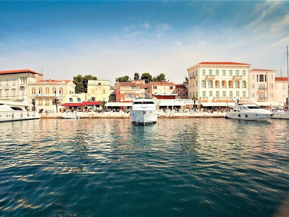 Rustically Furnished Holiday Home With its own Tavern, Near Porec Exterior