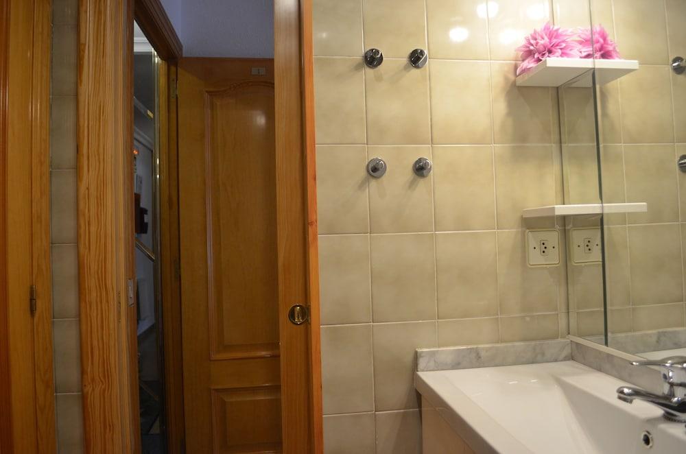 Iberos Jaén Bathroom