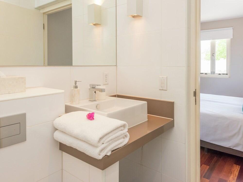 Splendid Villa With Swimming Pool in Jan Thiel Bathroom