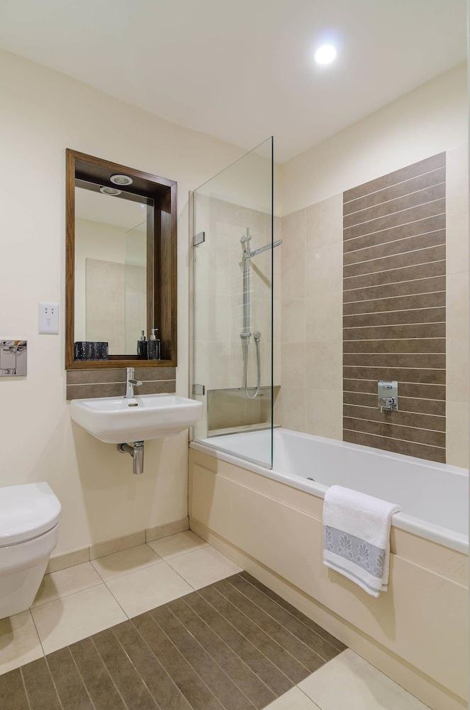 Custom House Square: Cathedral Quarter Bathroom
