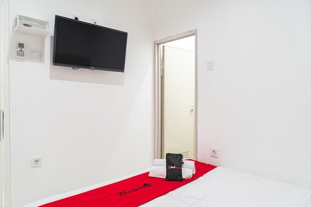 RedDoorz near Tarumanagara University Room