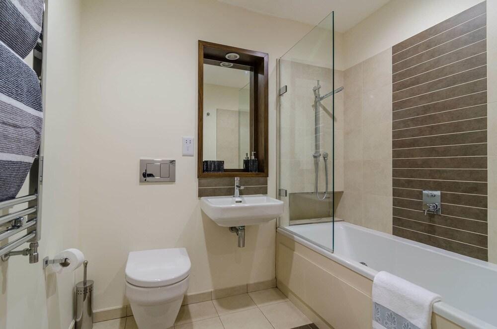 Custom House Square: Cathedral Quarter Bathroom