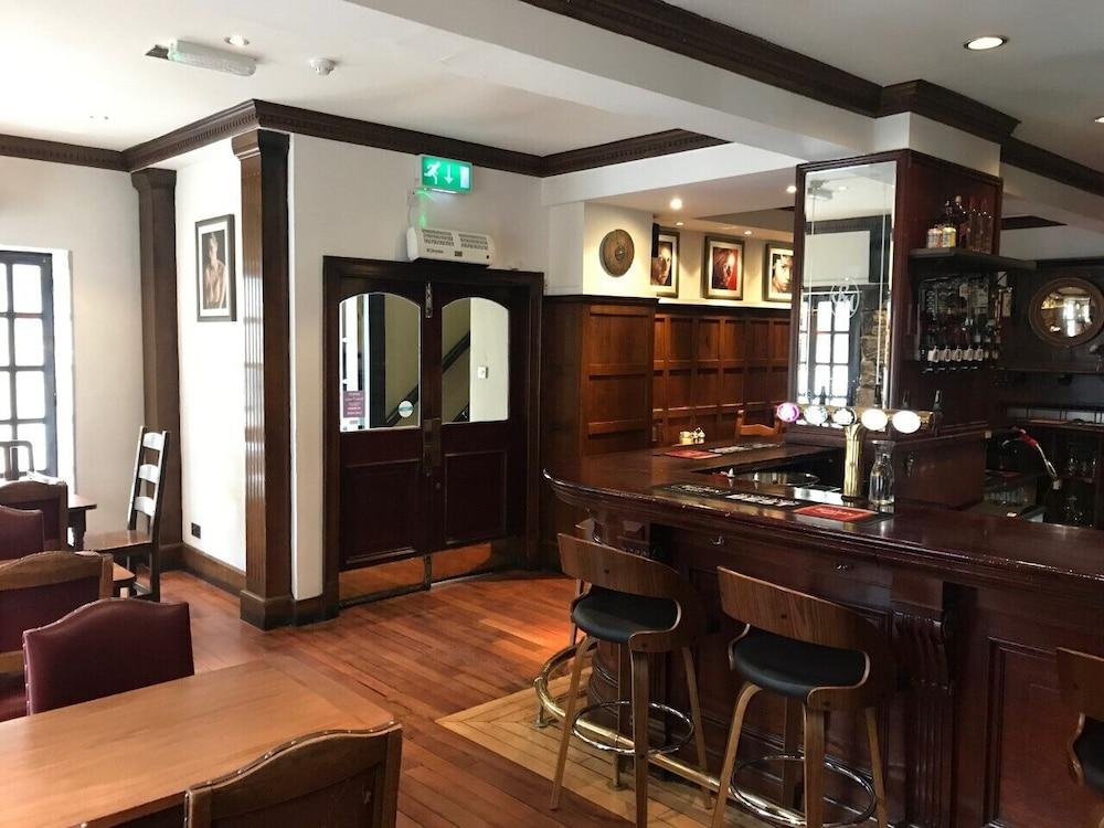 Rab Ha's Lounge