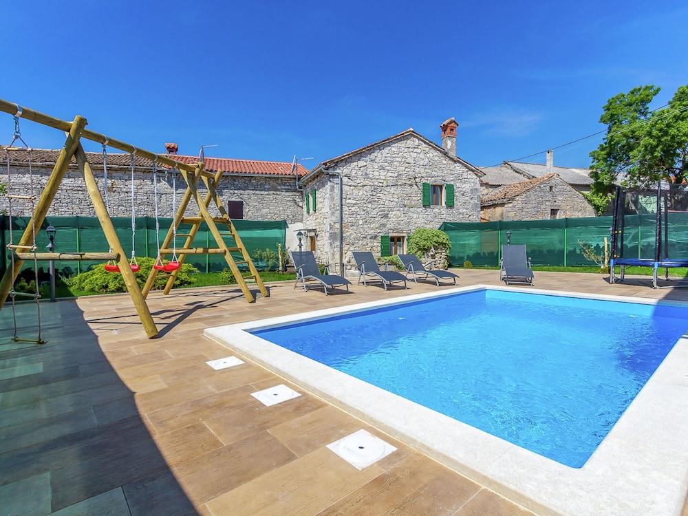 Stone Cottage Ideal for Families, With Private Pool and air Conditioning