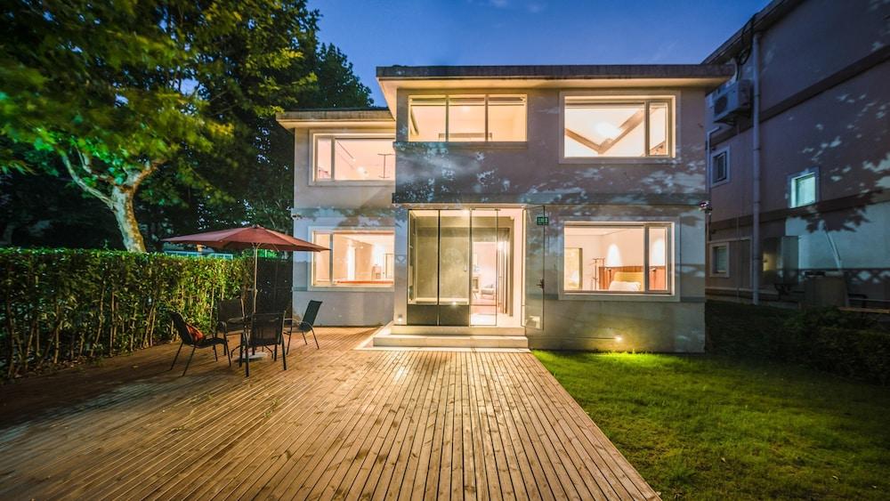 Smart House with 3 Suites Exterior detail