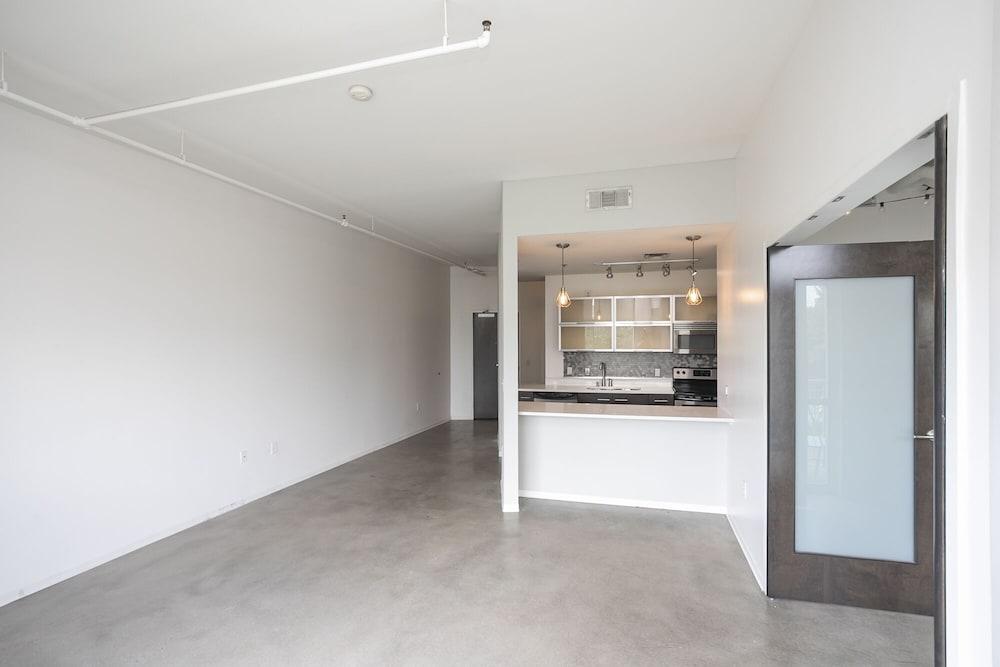 Unfurnished Condo | Amazing Layout with Balcony and In-building Storage Unit Interior