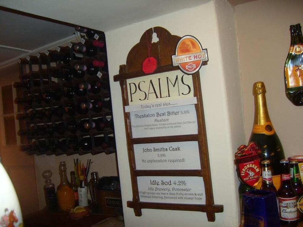 شجرة البلوط القديمة داخلي