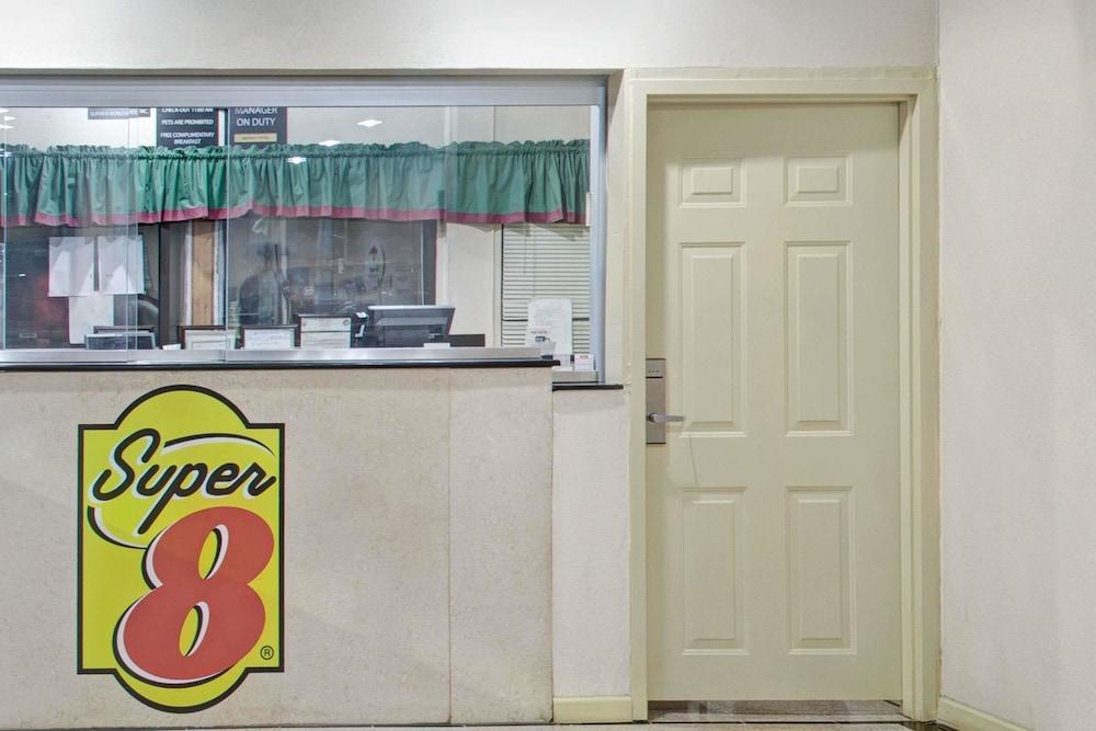 Super 8 by Wyndham Suwanee Lobby