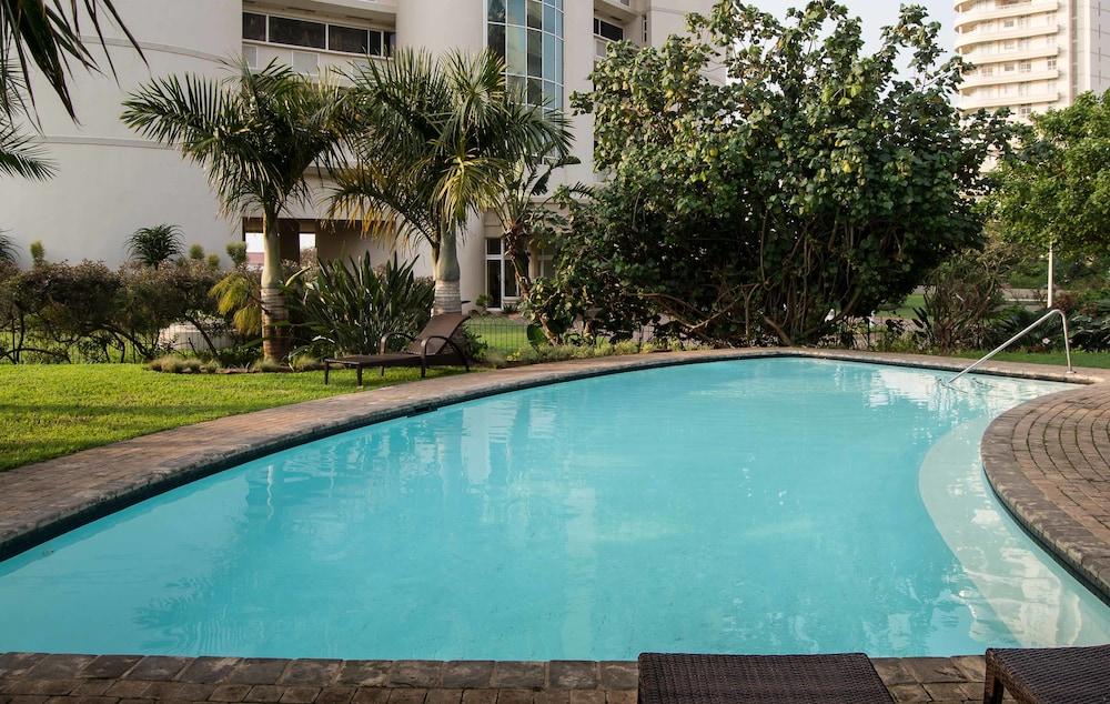 302 Oyster Schelles Outdoor Pool
