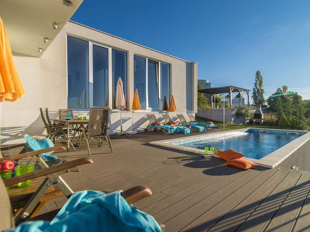 Comfortable Villa With Stunning Views, Swimming Pool, Jacuzzi, Sauna in Wine Region